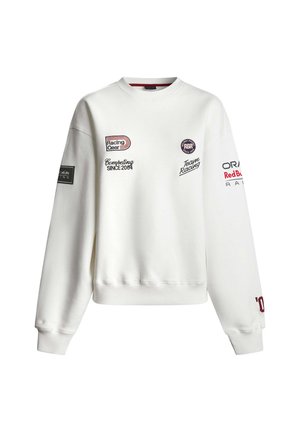 Λευκό φούτερ με λαιμόκοψη τύπου crewneck, με μπαλώματα και κείμενα με θέμα τον μηχανοκίνητο αθλητισμό, όπως «Racing Gear», «Competing Since 2004» και «Oracle Red Bull Racing».