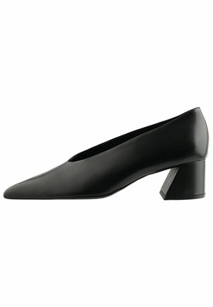 Scarpa da donna in pelle nera con tacco basso a blocco, punta affusolata e modello slip-on su sfondo bianco.
