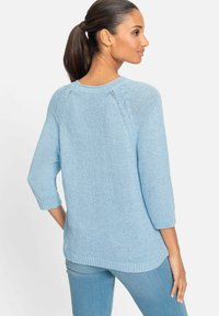 Himmelblaues gestricktes Sweatshirt mit Dreiviertelärmeln, runder Ausschnitt und strukturiertem Muster. Saum hinten etwas länger.