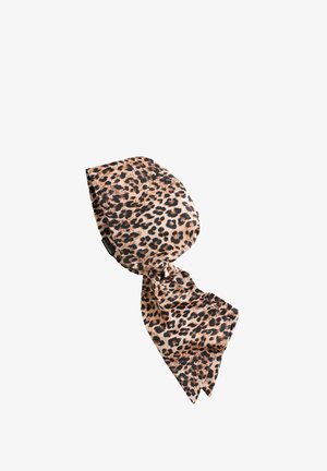 Eșarfă de cap mătăsoasă cu imprimeu de leopard și nod, cu pete bej, negre și maro pe un material neted.