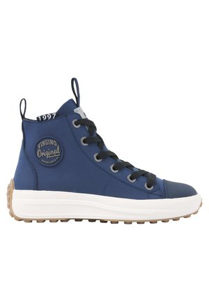 Blauwe hoge sneakers met rubberen zool, zwarte veters en een logo patch. Kenmerken zijn een soepel bovenmateriaal en een gestructureerde neuskap. Detail van 1997 op de bovenkant.
