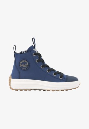 Blauwe hoge sneakers met rubberen zool, zwarte veters en een logo patch. Kenmerken zijn een soepel bovenmateriaal en een gestructureerde neuskap. Detail van 1997 op de bovenkant.