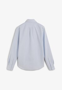 Camisa de manga larga azul claro con botones, con un pliegue en la parte posterior, puños abotonados y un cuello clásico, mostrada sobre un fondo blanco.