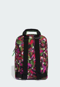 Zaino con motivo vivace di uccelli verdi e rosa, realizzato in tessuto resistente, con cerniera nera e spallacci neri regolabili.