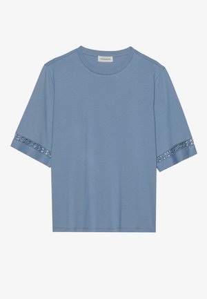 Lys blå kortermet t-skjorte med blonder detalj på ermer, mykt stoff, rund hals, avslappet passform, og uten synlige logoer eller mønstre.