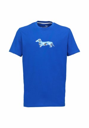 Blaues kurzärmliges T-Shirt aus Baumwolle mit einem geometrischen Dackelmotiv in Blau- und Brauntönen auf der Vorderseite.