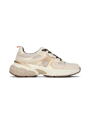 Beige en gouden sportschoen met dikke zool, bovenwerk van mesh en leer, zwarte veters en een oranje treklipje aan de hiel, zijaanzicht.