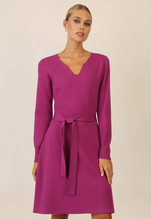 Fuchsia Kleid mit langen Ärmeln, V-Ausschnitt und tailliertem Bund. Aus strukturierter Stoff gefertigt, mit ausgestelltem Rock und knielangem Design.