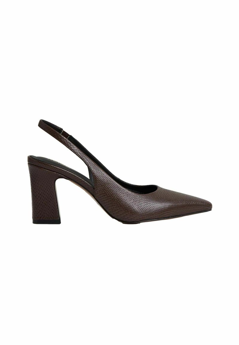 Tacón slingback de cuero texturizado marrón con punta afilada y tacón grueso. Presenta un corte lateral abierto y una delgada correa en el tobillo.