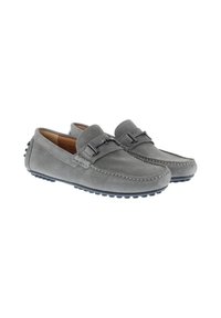Graue Wildleder Slipper mit einer genähten Naht, Lederriemen und dekorativer Metall-Schnalle. Gummisohle mit kleinen Noppen für Grip.