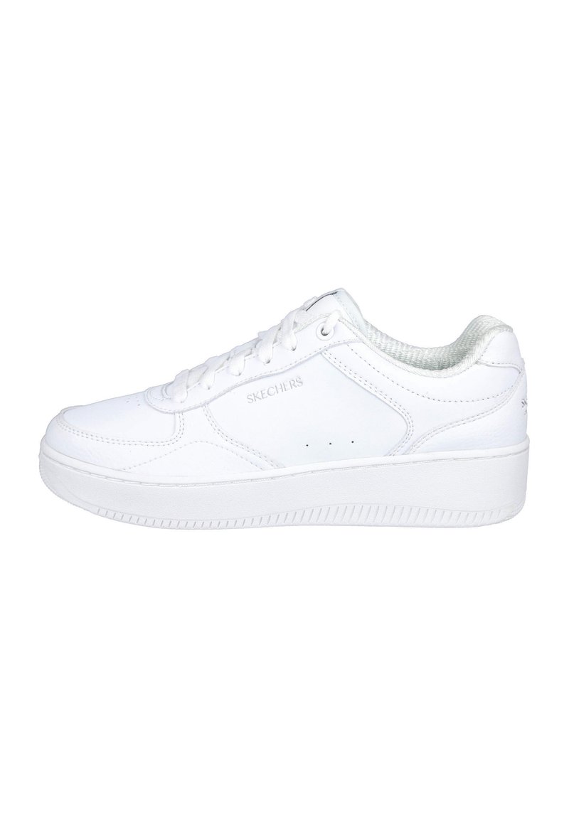 Zapatilla blanca con parte superior de cuero suave, diseño de cordones, cuello acolchado y suela de goma texturizada. Logo en el lado exterior, estilo minimalista.
