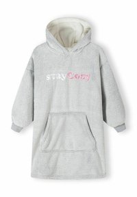Šedá oversized mikina s mäkkým, textúrovaným povrchom, s prednou vreckom a vyšívaným nápisom "stayCosy" v ružovej a bielej farbe na hrudi.