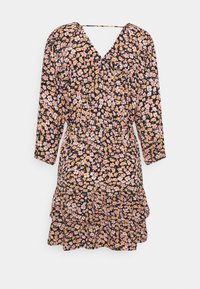 Robe noire avec imprimé floral rose et orange, col en V, manches trois-quarts, taille cintrée et ourlet à volants.