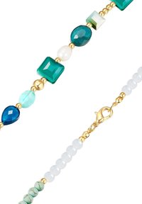Collar de cuentas que presenta piedras preciosas en turquesa, azul y blanco, con acentos en tono dorado, formas variadas y un cierre de langosta.