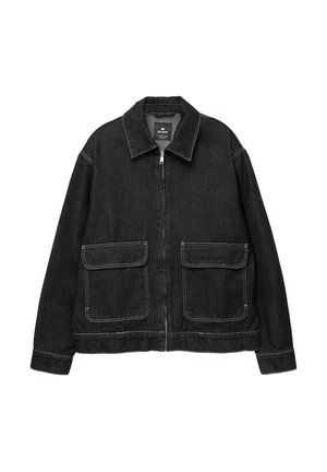 Sort denimjakke med frontlynlås, to store klaplommer og kontrastfarvet hvid syning, som har en klassisk krave og lange ærmer.