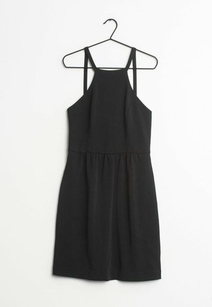 Schwarzes ärmelloses Kleid mit dünnen Schulterträgern, tailliertem Oberteil und geraffter Taille, hängend an einem schwarzen Kleiderbügel vor weißem Hintergrund.