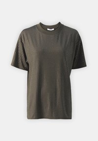 T-shirt olive vert à manches courtes avec un col rond, présentant un motif à pois sur l'ensemble, fabriqué en tissu lisse et léger.