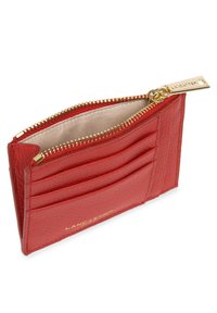 Portafoglio in pelle rossa con più scomparti per carte, un compartimento con zip e accessori in metallo dorato. Superficie texturizzata con un interno liscio.