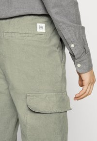 Marc O'Polo DENIM Calças cargo - grus green
