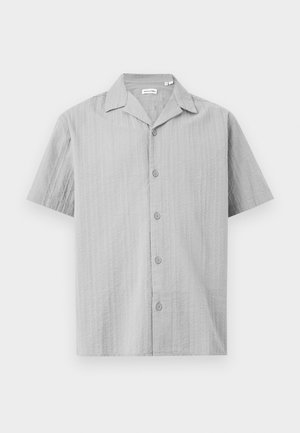 Cămașă gri deschis cu mâneci scurte, cu nasturi și guler, având dungi verticale texturate subtile.