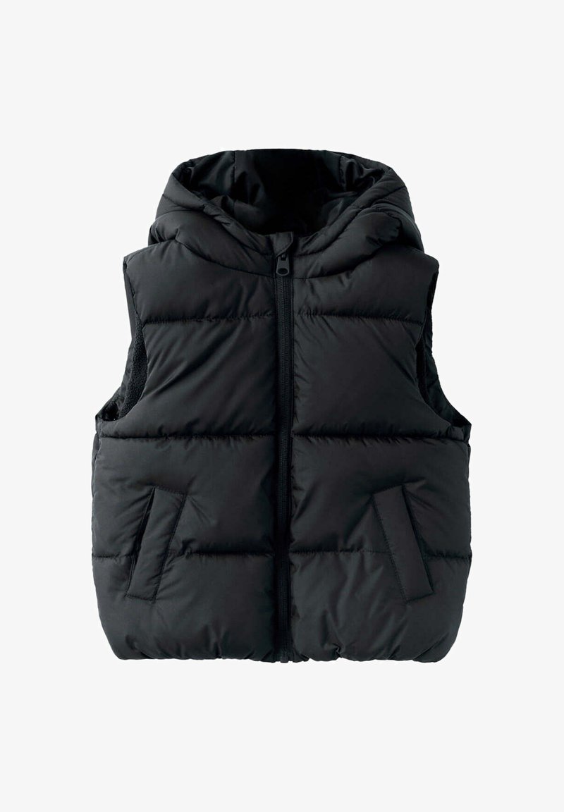 Veste matelassée noire sans manches avec fermeture éclair sur le devant, deux poches latérales et une capuche rembourrée conçue pour temps froid.