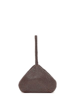 Bruine driehoekige avondtas bedekt met kleine ronde kralen met een korte kralen polsband tegen een witte achtergrond.