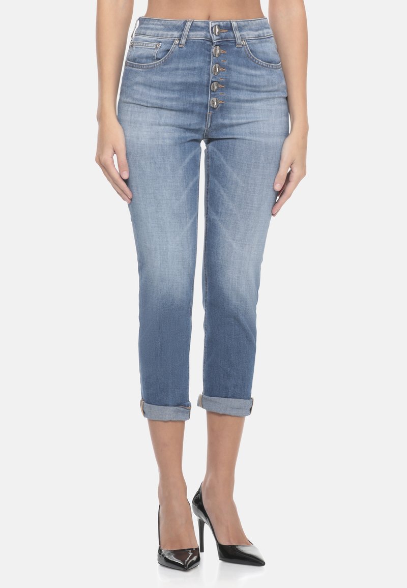 Jeans taille haute bleu clair avec un devant à cinq boutons, manches roulées et une texture légèrement délavée. Design ajusté avec deux poches avant.