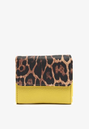 Cartera pequeña con base de cuero texturizado amarillo y cierre de solapa con estampado de leopardo.