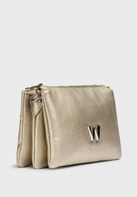Sac en bandoulière métallique doré avec une surface texturée, arborant un grand logo argenté en "W", une fermeture zippée et une sangle détachable.