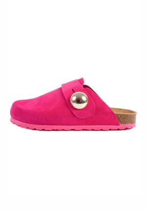 Sabot en daim rose avec un bout arrondi, accent en or et sangle ajustable, doté d'une semelle en liège et d'une semelle en caoutchouc rose.