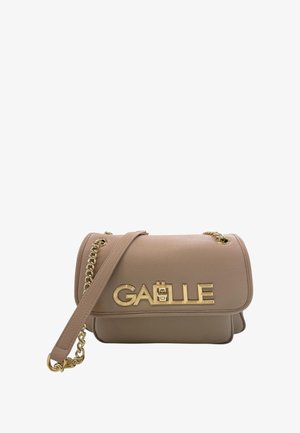 Borsa a tracolla in pelle beige con logo "GAËLLE" in tonalità oro, tracolla a catena, forma strutturata e superficie liscia.