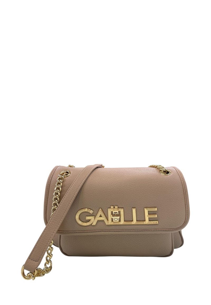 Borsa a tracolla in pelle beige con logo "GAËLLE" in tonalità oro, tracolla a catena, forma strutturata e superficie liscia.
