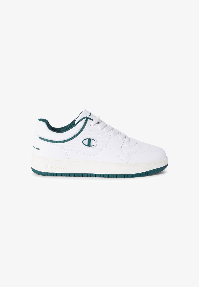 Weiße Low-Top-Sneaker mit grünen Akzenten, Schnürverschluss und gesticktem Champion-Logo an der Seite und Sohle.