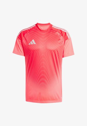 Czerwona sportowa koszulka z krótkimi rękawami, okrągłym dekoltem i subtelnym wzorem gradientowym. Posiada białe logo Adidas oraz trzy białe paski na ramionach.
