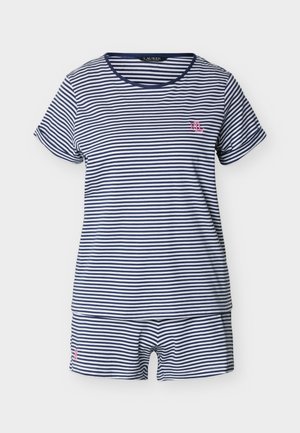 Noční košile s krátkým rukávem a pruhovaným vzorem v námořnické modři a bílé barvě, doplněná o krátké pyžamové kalhoty se stejným vzorem a malým růžovým vyšitým logem na hrudi i kalhotách.