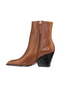 Stivaletto in pelle marrone con punta affusolata, chiusura con zip laterale e tacco impilato nero con scanalature testurizzate.