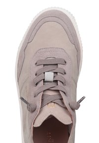 Jasnoszary zamszowy sneaker z grubą podeszwą, zaokrąglonym noskiem, pięcioma dziurkami na sznurowadła, szarymi sznurowadłami zawiązanymi na supeł oraz subtelnym logo w kolorze różowego złota wewnątrz.