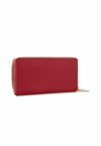 Rotes Leder-Zipper-Portemonnaie mit strukturierter Oberfläche, rechteckiger Form, goldfarbenen Beschlägen und kompaktem Design für sichere Aufbewahrung.