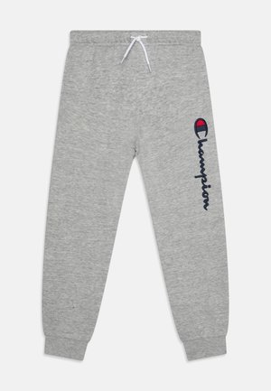 Hellgraue Jogginghose mit elastischen Bündchen und weißem Kordelzugbund, mit vertikalem Champion-Logo in Marineblau und Rot am linken Bein.