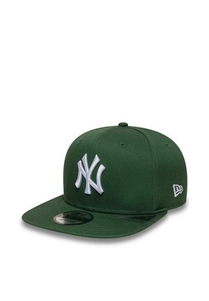 Cappellino snapback New York Yankees verde scuro con logo ricamato bianco sul davanti e cinturino regolabile sul retro.
