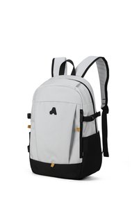 Zaino bianco e nero con spalline regolabili, doppie tasche laterali e una tasca anteriore con zip. Il tessuto è liscio con una finitura opaca.