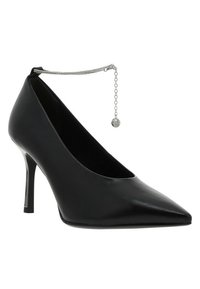 Zapato de tacón alto negro con punta afilada y acabado de cuero suave. Presenta un acento de cadena plateada en el tobillo para un detalle adicional.