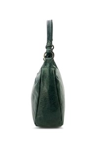 Groene leren schoudertas met een gladde textuur, ronde vorm en een lange schouderriem met metalen hardware en stikseldetails.