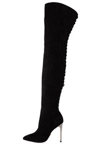 Bottes noires cuissardes en suède avec un bout pointu et un talon stiletto métallique. Détail lacé sur le côté. Finition texturée.