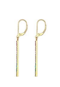 Guldtonade örhängen med en lång, smal design och flerfärgade ädelstenar inlagda längs ena sidan. Med en spänne av typ lyftbak för säker bärning.