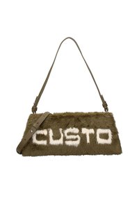 Olijfgroene nepbont handtas met een rechthoekige vorm en verstelbare band, met het woord "CUSTO" in witte letters op de voorkant.