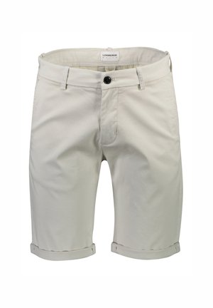 Pantalones cortos color beige claro hechos de algodón con cierre de botón, puños enrollados y un ajuste clásico. Etiqueta cosida en el interior de la cinturilla.