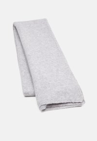 Écharpe en laine grise claire tricotée, pliée à plat sur un fond blanc, montrant sa texture douce et ses bords côtelés.