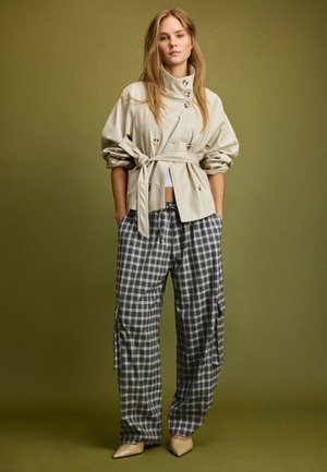 Stradivarius, CHECKED SMART CARGO TROUSERS - Pantalon cargo - dark grey