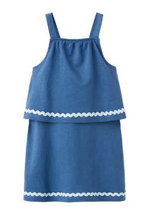 Robe bleue sans manches avec bretelles spaghetti et bordure blanche ondulée le long de l'ourlet supérieur et inférieur superposés, adaptée à une tenue décontractée.